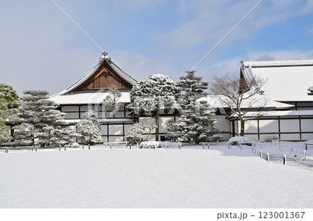 二条城（元離宮二条城）本丸庭園の雪景色 123001367