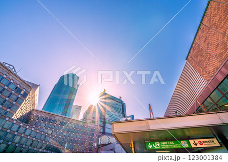 日本の東京都市景観 新時代へ…ゆりかもめの新橋駅などを望む。希望の光＝15日 123001384