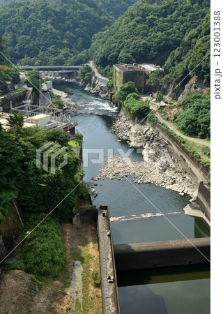 天ヶ瀬ダムから見る宇治川の景色(京都府宇治市) 123001388