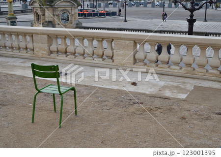 パリ、フランス。冬のチュイルリー公園に置かれた椅子。2025年1月19日撮影。 パリ、フランス。冬のチュイルリー公園に置かれた椅子。2025年1月19日撮影。 123001395