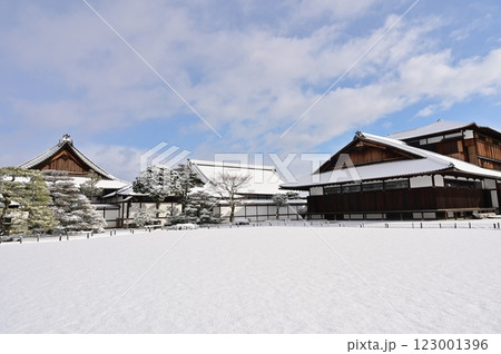 二条城(元離宮二条城)本丸庭園と御常御殿の冬景色 二条城(元離宮二条城)本丸庭園と御常御殿の冬景色 123001396