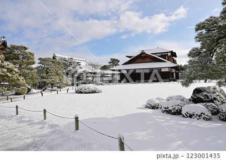 二条城(元離宮二条城)本丸庭園と御常御殿の冬景色 二条城(元離宮二条城)本丸庭園と御常御殿の冬景色 123001435