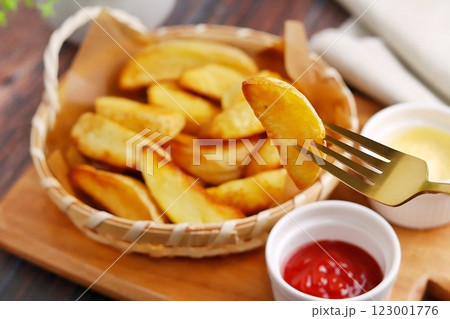 美味しそうなフライドポテト 123001776
