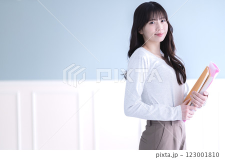 手帳とファイルを持つ若い女子学生 手帳とファイルを持つ若い女子学生 123001810