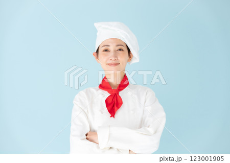 女性　シェフ　コックコート　腕組み 123001905