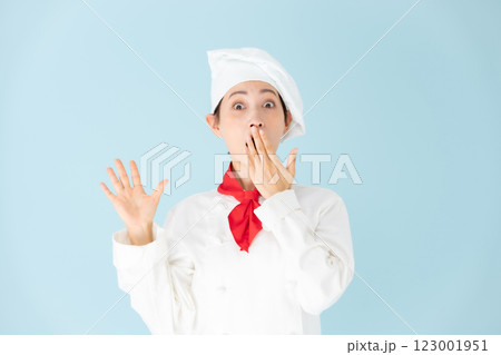 女性　シェフ　コックコート　驚く 123001951