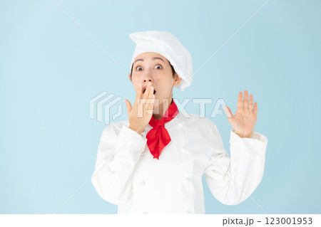 女性　シェフ　コックコート　驚く 123001953