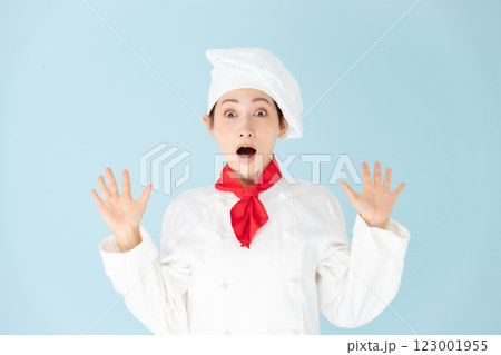 女性　シェフ　コックコート　驚く 123001955