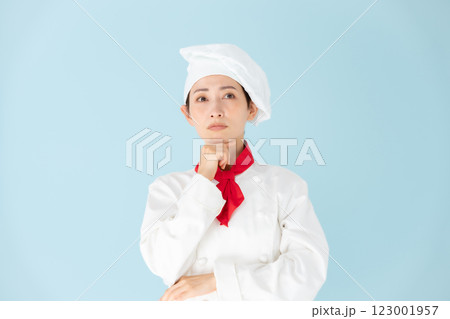 女性　シェフ　コックコート　悩む 123001957
