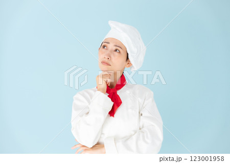 女性　シェフ　コックコート　悩む 123001958