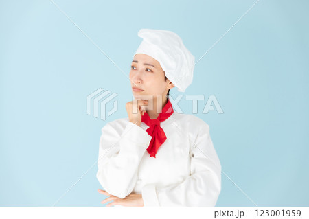 女性　シェフ　コックコート　悩む 123001959