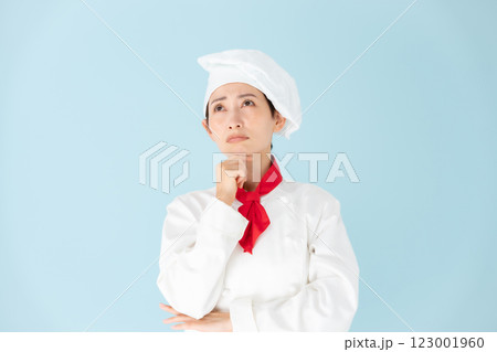 女性 シェフ コックコート 悩む 女性 シェフ コックコート 悩む 123001960