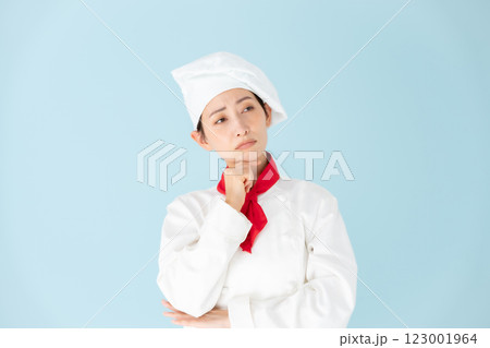 女性 シェフ コックコート 悩む 女性 シェフ コックコート 悩む 123001964