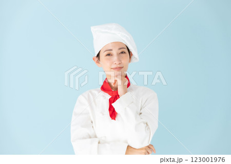 女性 シェフ コックコート 悩む 女性 シェフ コックコート 悩む 123001976