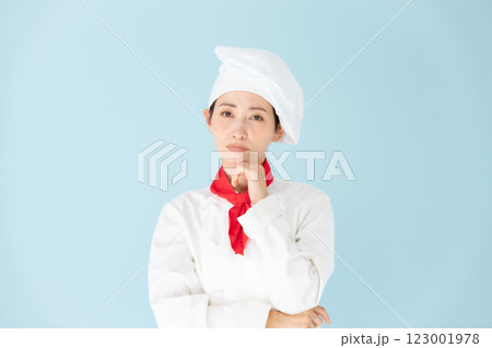 女性　シェフ　コックコート　悩む 123001978