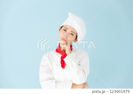女性 シェフ コックコート 悩む 女性 シェフ コックコート 悩む 123001979