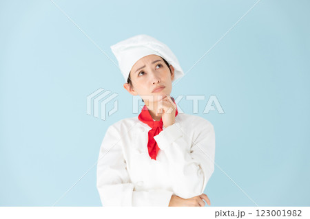 女性 シェフ コックコート 悩む 女性 シェフ コックコート 悩む 123001982