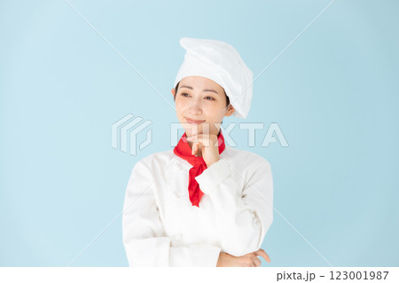 女性　シェフ　コックコート　ニヤける 123001987