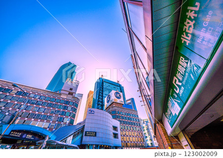 日本の東京都市景観 新時代へ…新橋駅やゆりかもめの新橋駅などを望む。希望の光=15日 日本の東京都市景観 新時代へ…新橋駅やゆりかもめの新橋駅などを望む。希望の光=15日 123002009