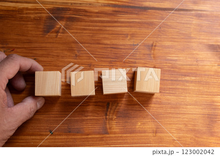 空白の木製ブロックを持っている人 123002042