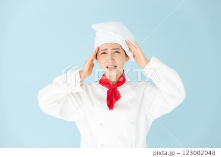女性 シェフ コックコート 頭を抱える 女性 シェフ コックコート 頭を抱える 123002048