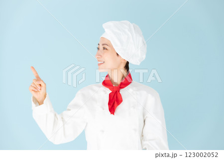 女性　シェフ　コックコート 　指差し 123002052