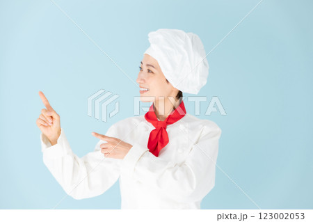 女性　シェフ　コックコート 　指差し 123002053