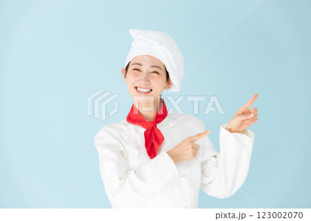 女性 シェフ コックコート 指差し 女性 シェフ コックコート 指差し 123002070