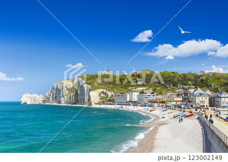 Panoramic view of the beach of Etretat in Normandy, France 123002149
