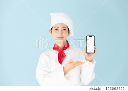 女性　シェフ　コックコート　スマホ　笑顔 123002222