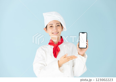 女性　シェフ　コックコート　スマホ　笑顔 123002223