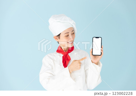 女性　シェフ　コックコート　スマホ　笑顔 123002228