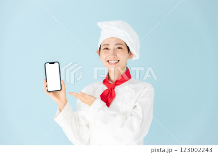 女性 シェフ コックコート スマホ 笑顔 女性 シェフ コックコート スマホ 笑顔 123002243