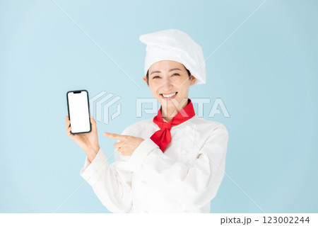 女性 シェフ コックコート スマホ 笑顔 女性 シェフ コックコート スマホ 笑顔 123002244