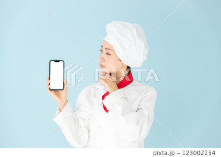 女性 シェフ コックコート スマホ 悩む 女性 シェフ コックコート スマホ 悩む 123002254