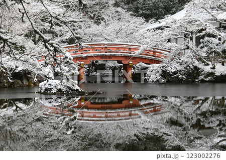 京都市の世界遺産醍醐寺 弁天池の太鼓橋 京都市の世界遺産醍醐寺 弁天池の太鼓橋 123002276