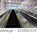 日本の空港駅のエスカレーター 123002319