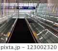 日本の空港駅のエスカレーター 123002320