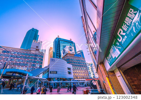 日本の東京都市景観 新時代へ…新橋駅やゆりかもめの新橋駅などを望む。希望の光＝15日 123002348