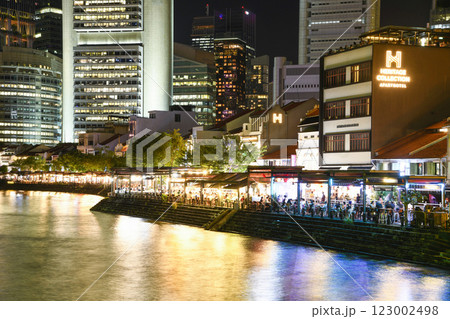 Building view of the Boat Quay historic shophouses on the banks of the Singapore River is full of bars and restaurants. Building view of the Boat Quay historic shophouses on the banks of the Singapore River is full of bars and restaurants. 123002498
