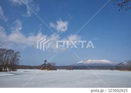 北海道　凍結した大沼と北海道駒ヶ岳 123002625