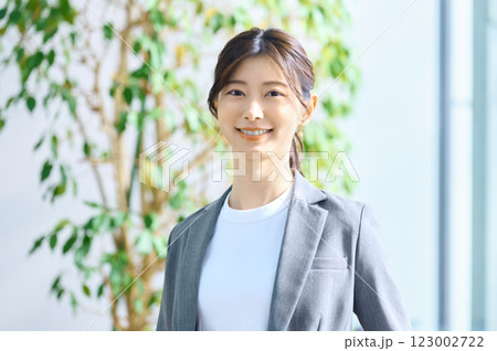 オフィスで働く若いビジネスウーマン撮影協力:スカパー東京メディアセンター オフィスで働く若いビジネスウーマン撮影協力:スカパー東京メディアセンター 123002722