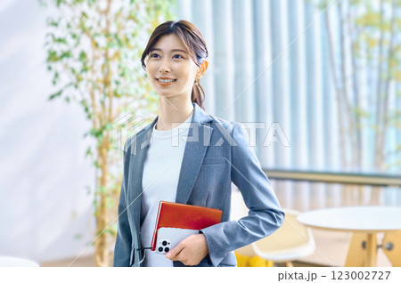 オフィスで働く若いビジネスウーマン撮影協力:スカパー東京メディアセンター 123002727
