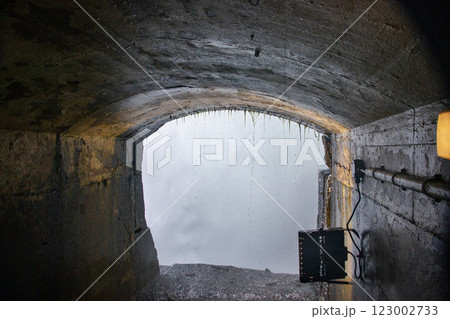 Looking through a tunnel under Horseshoe Falls at the waterfalls water flowing down 123002733