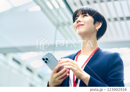 オフィスでスホを見るビジネスウーマン 撮影協力:スカパー東京メディアセンター オフィスでスホを見るビジネスウーマン 撮影協力:スカパー東京メディアセンター 123002916