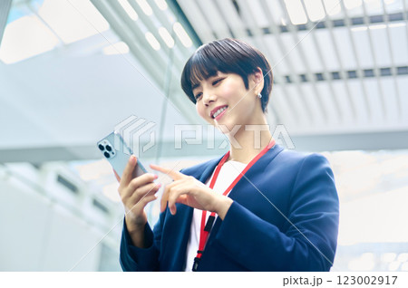 オフィスでスホを見るビジネスウーマン 撮影協力:スカパー東京メディアセンター オフィスでスホを見るビジネスウーマン 撮影協力:スカパー東京メディアセンター 123002917