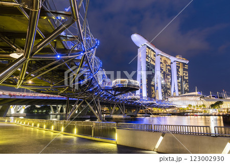 Building view of The Helix Bridge and the Marina Bay Sands Resort, Singapore, it's a pedestrian bridge linking the Marina Centre with Marina South. 123002930