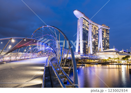 Building view of The Helix Bridge and the Marina Bay Sands Resort, Singapore, it's a pedestrian bridge linking the Marina Centre with Marina South. 123002934