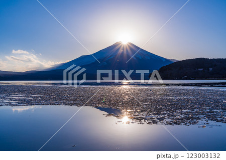 【山梨県】厳冬期の山中湖畔のダイヤモンド富士 123003132