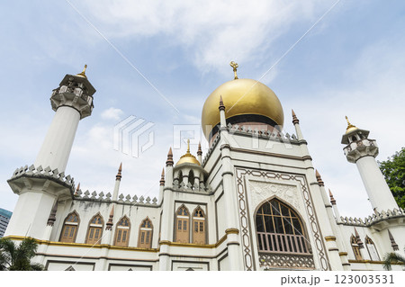Building view of the Sultan Mosque within the Kampong Glam precinct of the Rochor district in Singapore. Built in 1824 by Sultan Hussein Shah, the first Sultan of Singapore. 123003531